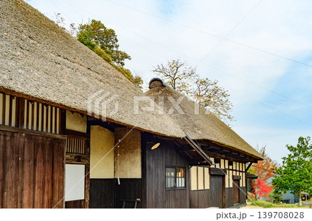 秋 古民家の紅葉 宮城県北部栗原市にて 秋 古民家の紅葉 宮城県北部栗原市にて 139708028