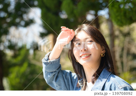 公園で日差しを気にする日本人女性 139708092