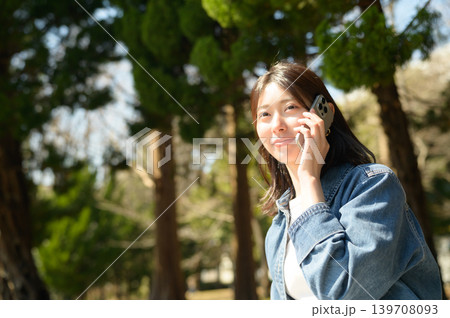 公園で通話する日本人女性 公園で通話する日本人女性 139708093