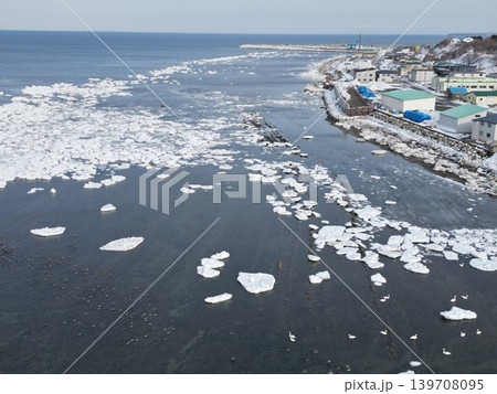 北海道北見市の登呂川河口付近に残る流氷群の空撮 北海道北見市の登呂川河口付近に残る流氷群の空撮 139708095