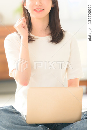 ノートパソコンを持ちガッツポーズをする日本人女性 139708099