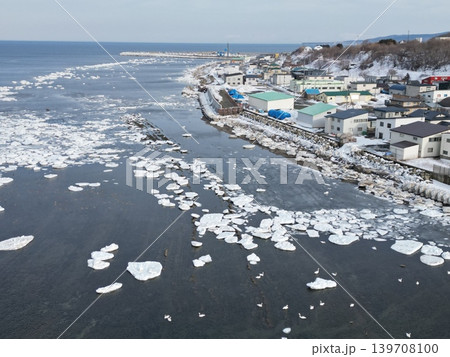 北海道北見市の登呂川河口付近に残る流氷群の空撮 139708100