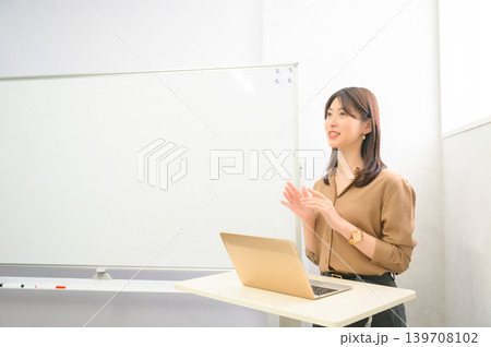 プレゼンをする日本人女性 139708102