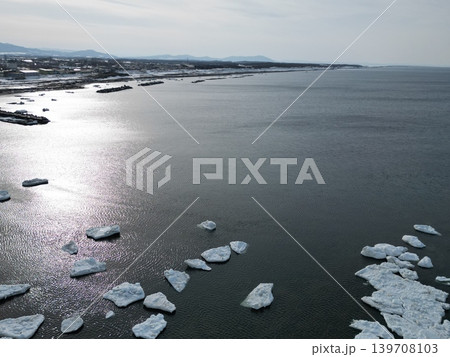 北海道北見市の登呂川河口付近の雪景色の空撮 139708103