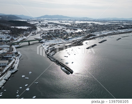 北海道北見市の登呂川河口付近の雪景色の空撮 北海道北見市の登呂川河口付近の雪景色の空撮 139708105