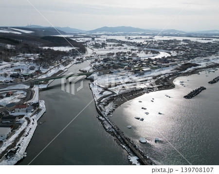北海道北見市の登呂川河口付近の雪景色の空撮 北海道北見市の登呂川河口付近の雪景色の空撮 139708107