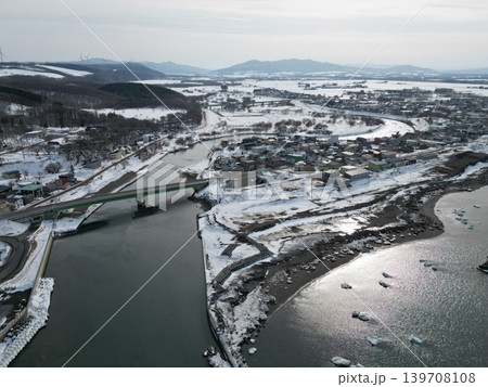 北海道北見市の登呂川河口付近の雪景色の空撮 北海道北見市の登呂川河口付近の雪景色の空撮 139708108