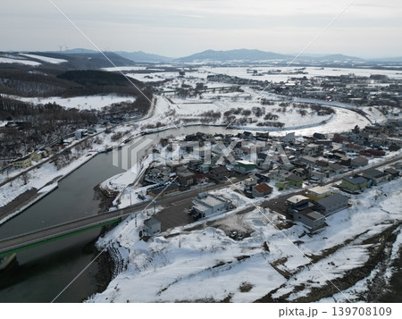 北海道北見市の登呂川河口付近の雪景色の空撮 北海道北見市の登呂川河口付近の雪景色の空撮 139708109