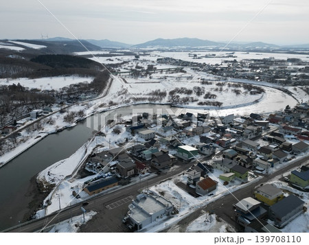 北海道北見市の登呂川の雪景色の町並みの空撮 139708110