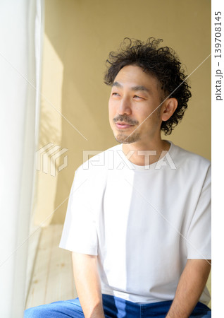 窓際で考える日本人男性 139708145