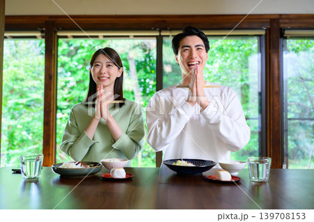 食事の前に手を合わせる日本人カップル 食事の前に手を合わせる日本人カップル 139708153