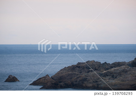 静かな日本海と岩礁の風景 静かな日本海と岩礁の風景 139708293