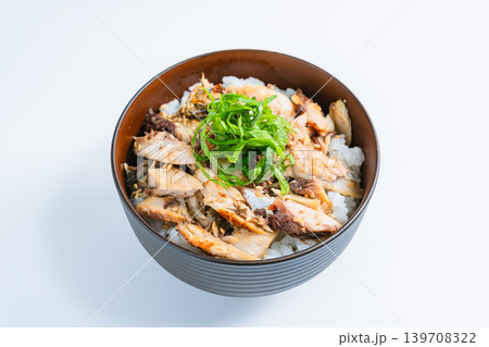 鯖のほぐしご飯 大葉をのせた焼き鯖丼 白背景 鯖のほぐしご飯 大葉をのせた焼き鯖丼 白背景 139708322