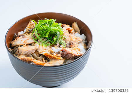 鯖のほぐしご飯 大葉をのせた焼き鯖丼 白背景 鯖のほぐしご飯 大葉をのせた焼き鯖丼 白背景 139708325
