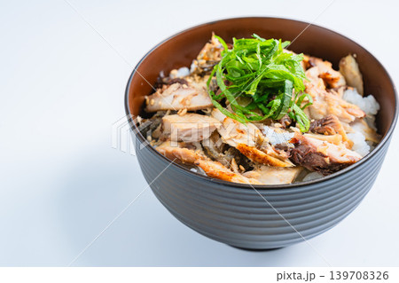 鯖のほぐしご飯 大葉をのせた焼き鯖丼 白背景 鯖のほぐしご飯 大葉をのせた焼き鯖丼 白背景 139708326