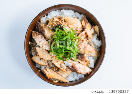 鯖のほぐしご飯 大葉をのせた焼き鯖丼 白背景 鯖のほぐしご飯 大葉をのせた焼き鯖丼 白背景 139708327