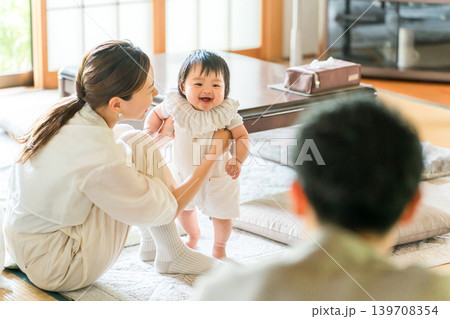 つかまり立ちをする赤ちゃん,歩く練習をする幼児とママ つかまり立ちをする赤ちゃん,歩く練習をする幼児とママ 139708354