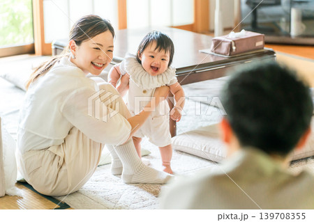 つかまり立ちをする赤ちゃん,歩く練習をする幼児とママ 139708355