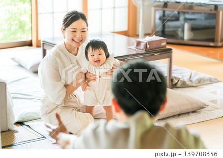 つかまり立ちをする赤ちゃん,歩く練習をする幼児とママ つかまり立ちをする赤ちゃん,歩く練習をする幼児とママ 139708356