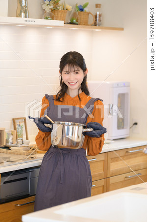 鍋を持つキッチンの日本人女性 鍋を持つキッチンの日本人女性 139708403