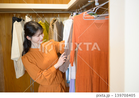 クローゼットで服を選ぶ日本人女性 139708405