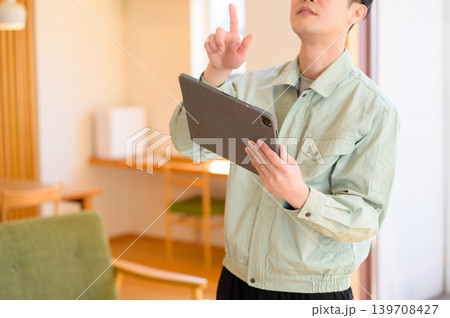住宅点検をする日本人男性 139708427