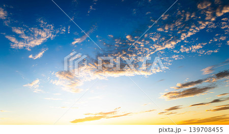 青空と雲が織りなすどことなく切ない夏の夕暮れのイメージ風景 青空と雲が織りなすどことなく切ない夏の夕暮れのイメージ風景 139708455