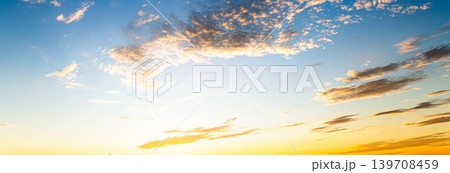 青空と雲が織りなすどことなく切ない夏の夕暮れのイメージ風景 青空と雲が織りなすどことなく切ない夏の夕暮れのイメージ風景 139708459