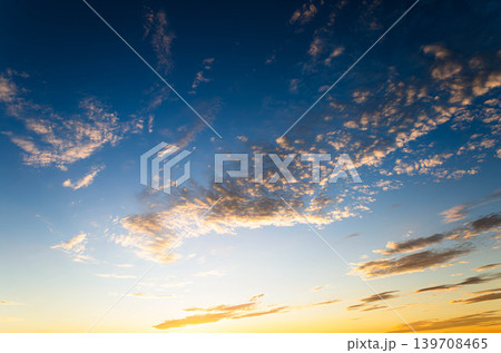 青空と雲が織りなすどことなく切ない夏の夕暮れのイメージ風景 青空と雲が織りなすどことなく切ない夏の夕暮れのイメージ風景 139708465