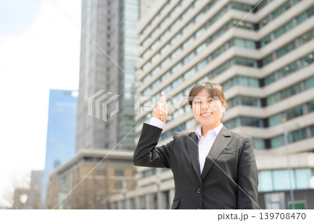 指差しをする20代日本人女性会社員 指差しをする20代日本人女性会社員 139708470