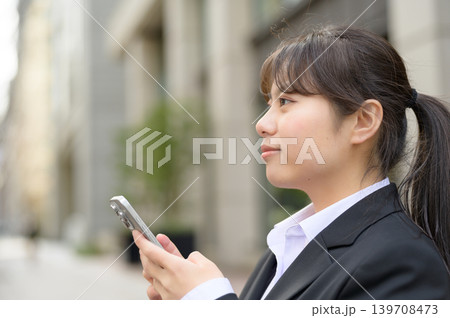 スマートフォンを操作する20代日本人女性会社員 139708473