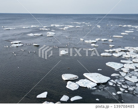 北海道北見市の登呂川河口付近の流氷群の空撮 北海道北見市の登呂川河口付近の流氷群の空撮 139708485