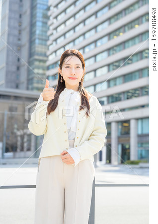 オフィス街でグッドサインをする日本人ビジネスウーマン 139708498