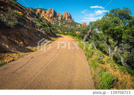 Narrow road and red rocks in the Esterel massif, France 139708723
