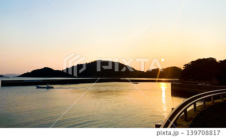 佐世保の夕焼けに染まる海岸風景 139708817