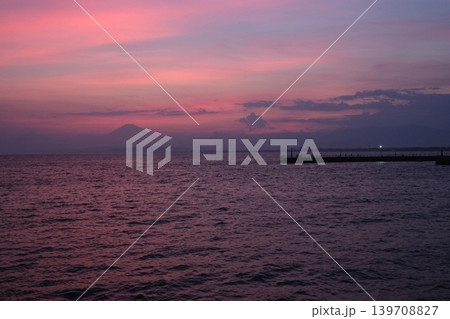 江ノ島大橋から眺める紅色に染まった富士山のシルエットと海　夕景 139708827