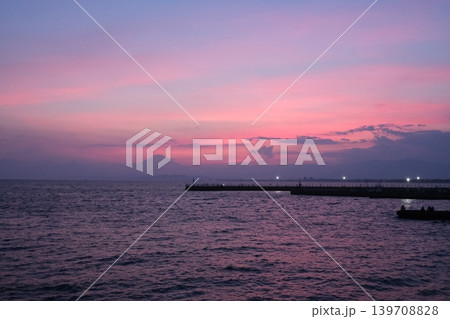 江ノ島大橋から眺める紅色に染まった富士山のシルエットと海 夕景 江ノ島大橋から眺める紅色に染まった富士山のシルエットと海 夕景 139708828