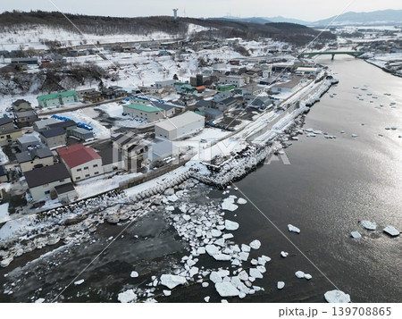 北海道北見市の登呂川河口付近の冬景色町並の空撮 139708865