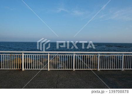 江ノ島の先端にある灯台(湘南港灯台)の周辺の風景 江ノ島の先端にある灯台(湘南港灯台)の周辺の風景 139708878