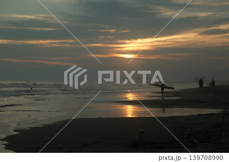 鵠沼海岸にてサーフィンや散歩を楽しむ日のシルエット 日没時の風景 鵠沼海岸にてサーフィンや散歩を楽しむ日のシルエット 日没時の風景 139708990