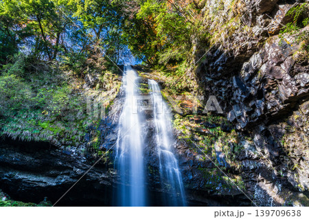 【日本の滝百選】龍頭・八重滝 晩秋の龍頭が滝雄滝4 島根県雲南市 【日本の滝百選】龍頭・八重滝 晩秋の龍頭が滝雄滝4 島根県雲南市 139709638