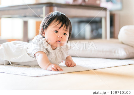 畳の部屋でハイハイをする赤ちゃん 畳の部屋でハイハイをする赤ちゃん 139710100