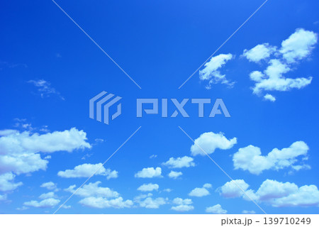 ブルー系背景素材　青空 139710249