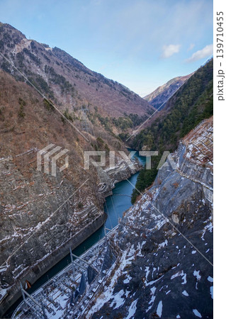 奈川渡ダム下流の梓川と山あいの渓谷 139710455