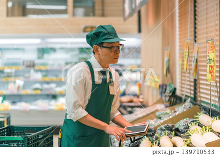 supermarket 139710533