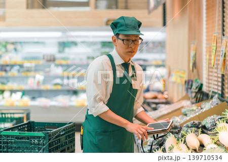 supermarket 139710534