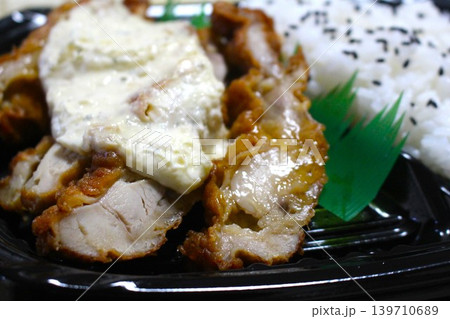 タルタルソースがたっぷりかかったチキン南蛮弁当 タルタルソースがたっぷりかかったチキン南蛮弁当 139710689