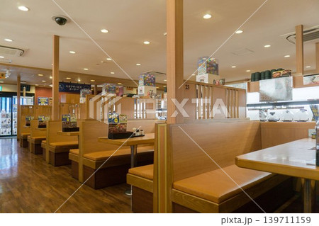 回転寿司店の店内 139711159