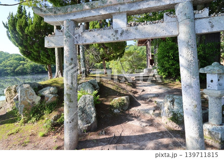 ◇須濱神社(早朝) / 兵庫県姫路市林田エリア・西池(別名「鴨池」) ◇須濱神社(早朝) / 兵庫県姫路市林田エリア・西池(別名「鴨池」) 139711815