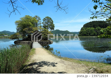 ◇須濱神社 ／ 兵庫県姫路市林田エリア・西池（別名「鴨池」） 139712034